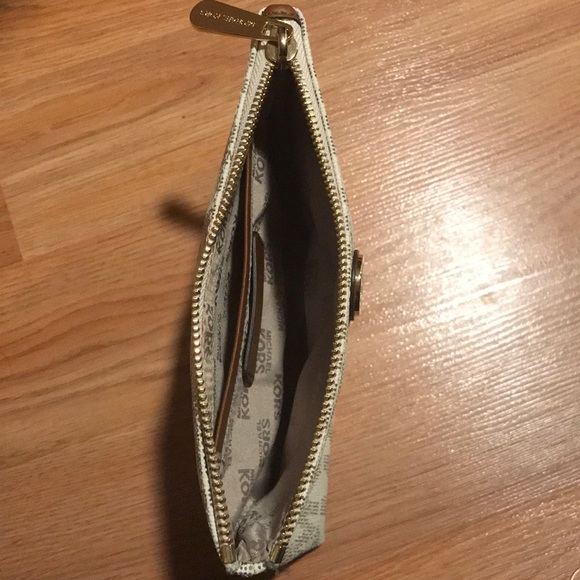 Michael Kors makeup pouch - Picture 2 of 3